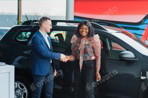 Visualização: bela jovem africana comprando um carro na concessionária