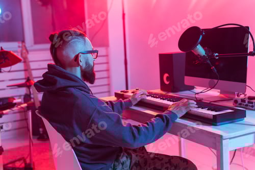 Visualização: Músico profissional gravando sintetizador em estúdio digital em casa, tecnologia de produção musical