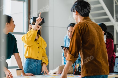Preview: Asian businessmen and businesswomen meeting using vr glasses (virtual reality) in office.
