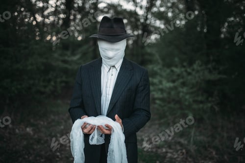 Preview: Serial maniac with face wrapped in bandages