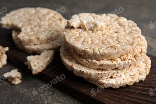 Preview: Wooden board with crunchy rice cakes on table