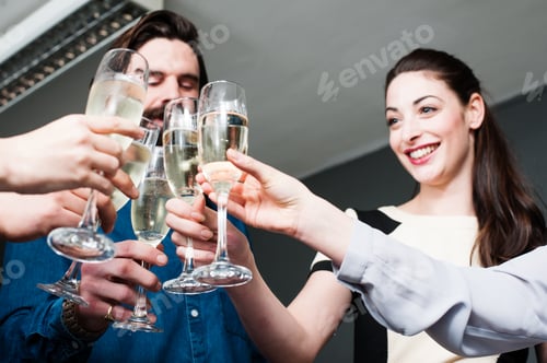 Visualização: Colegas fazendo um brinde com champanhe