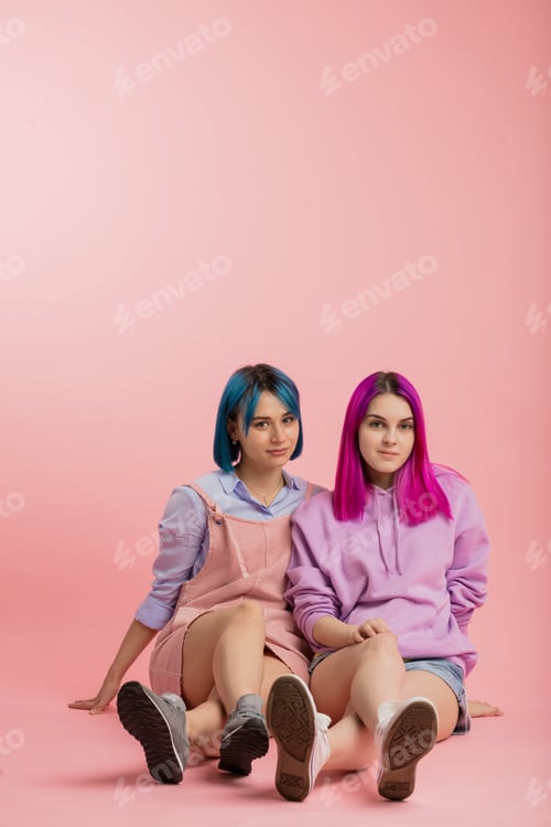 Preview: two sisters have colored their hair in different colors