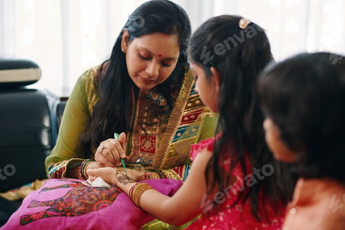 Preview: Mom Drawing Pattern From Henna