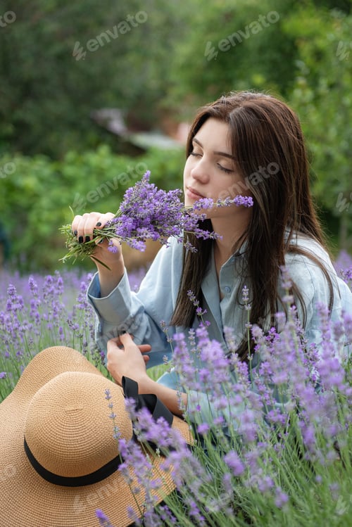 Vista previa: Hermosa jovencita en un campo de lavanda.