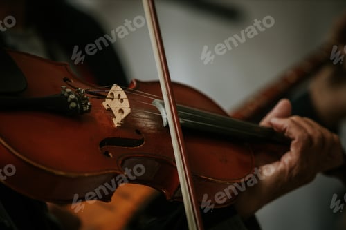 Preview: Closeup shot of male hands playing the violin