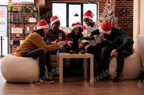 Visualização: Pessoas alegres bebendo garrafa de vinho na festa de Natal