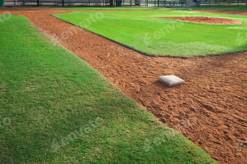 Vorschau: Baseballfeld von der ersten Basisseite im Morgenlicht