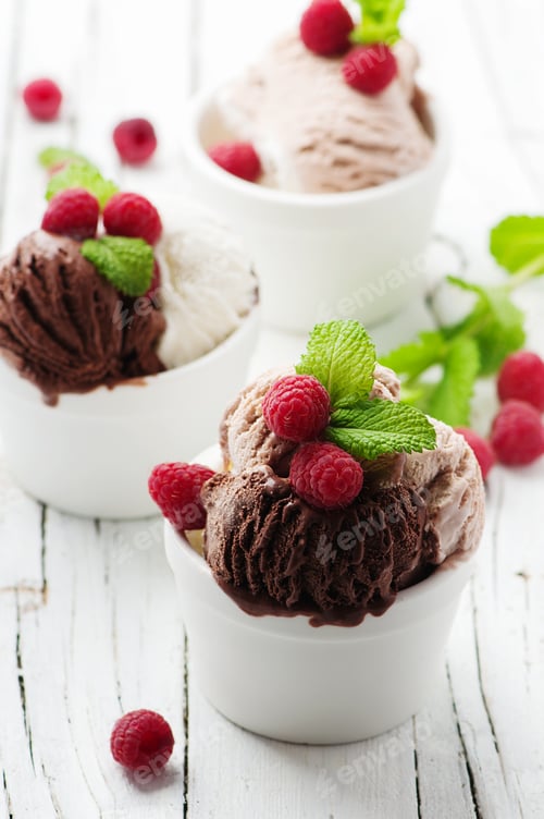 Preview: Ice cream with berry and mint