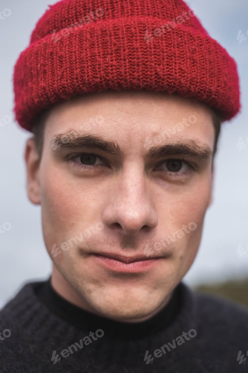 Preview: Portrait of attractive young man in red hat
