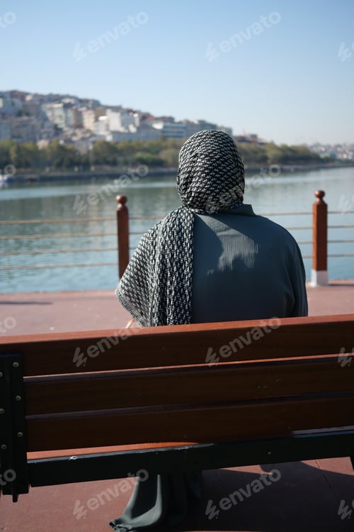 Vista previa: Unhappy girl sitting at bench .