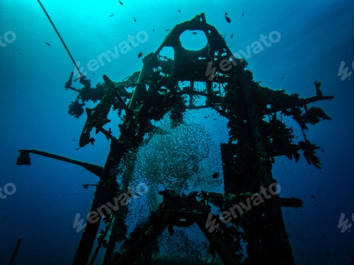 Preview: Shipwreck in blue abyss