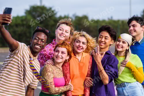 Visualização: Grupo de adolescentes se divertindo ao ar livre juntos