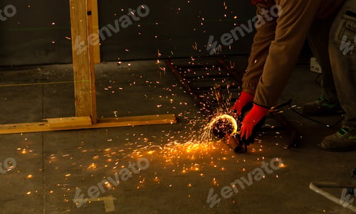 Preview: Worker using the grinder.