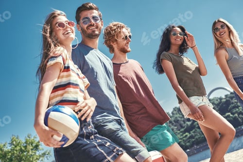 Preview: Friends on the beach. Summer, holidays, vacation, happy people concept - group of friends having fun