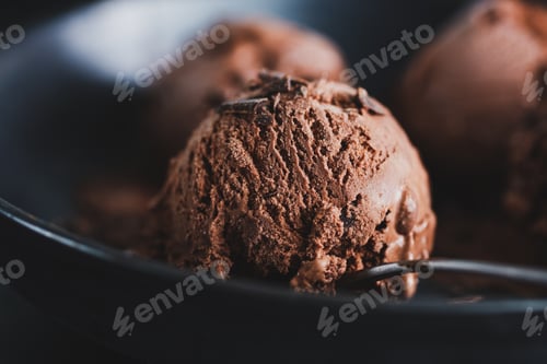 Preview: Dark chocolate ice cream with chocolate chunks