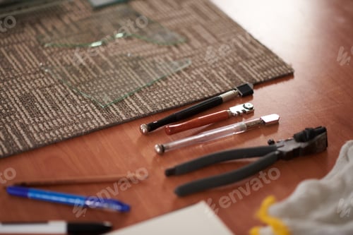 Preview: Using special tool for cutting glass