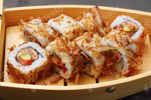 Preview: Sushi roll with tuna shavings on plate close up