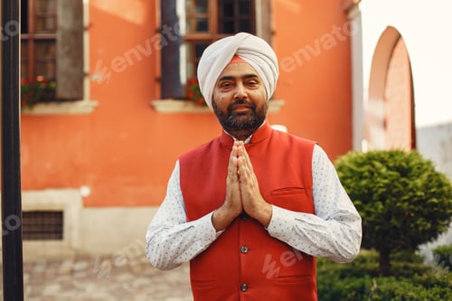 Preview: Portrait of Indian sikh man in turban with bushy beard
