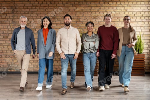 Visualização: Equipe de negócios diversificada avançando em um escritório moderno