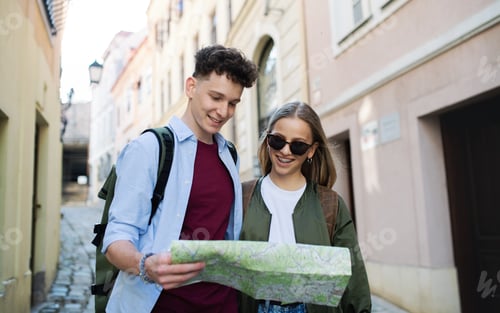 Preview: Young couple travelers with map in city on holiday, sightseeing