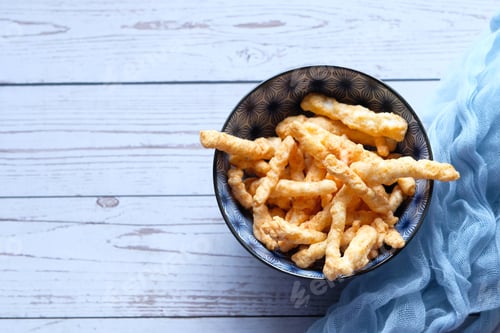 Preview: Bowl with tasty potato chips on wooden background .