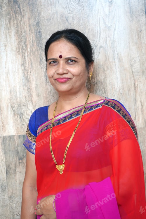 Preview: Portrait of happy traditionally dressed Indian woman