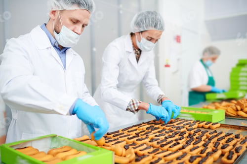 Preview: Confectioners making pastry with chocolate cream