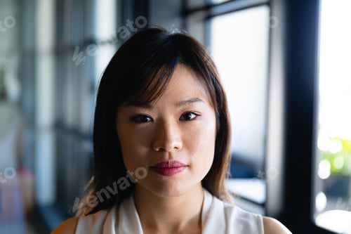 Preview: Front view of an Asian women