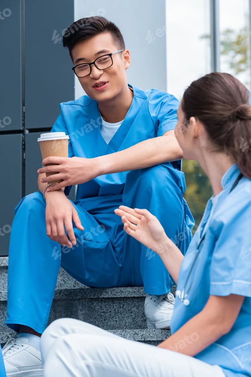 Vista previa: multiethnic medical students talking during coffee break