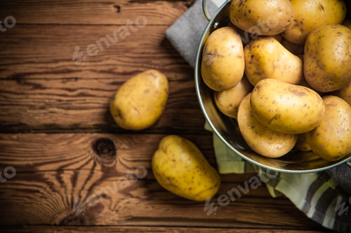 Preview: Fresh potatoes. On wooden table.