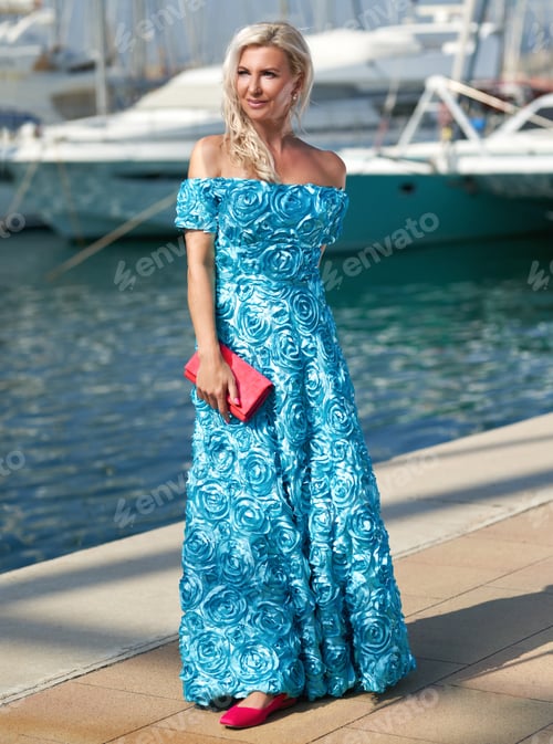 Preview: Portrait Of Adult Fashionable Elegant Woman In The City.