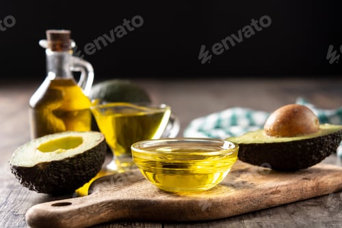 Preview: Oil and ripe fresh avocado