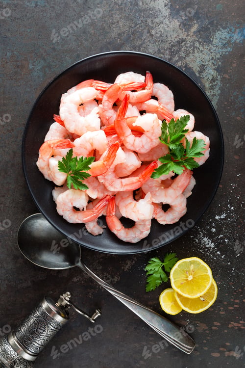 Preview: Prawns on plate. Shrimps, prawns. Seafood. Top view. Dark background