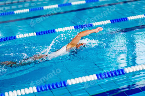 Preview: Female swimmer on training in the swimming pool