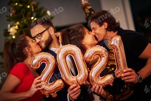 Visualização: Dois lindos casais jovens se divertindo na festa de Ano Novo