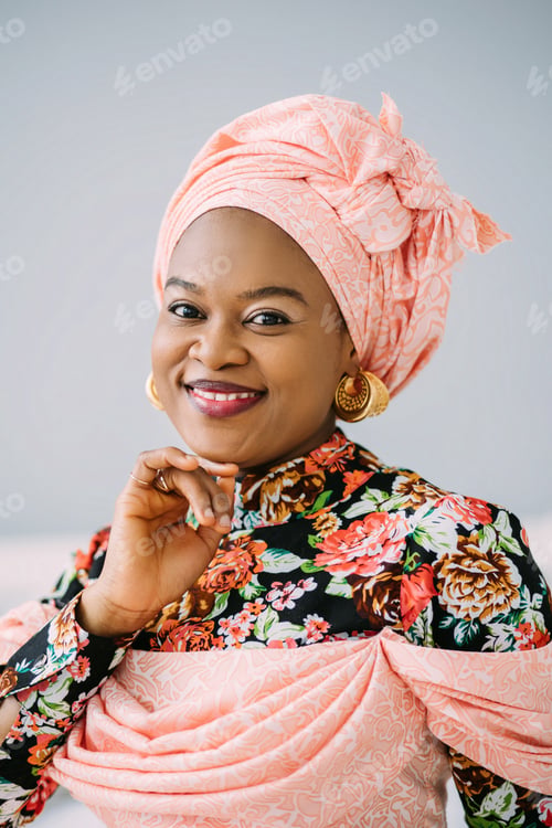 Preview: People, races and ethnic beauty concept. Close up portrait of charming African woman with pink