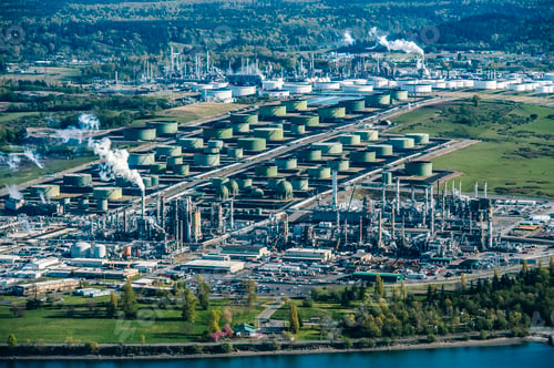 Preview: High angle view of green oil storage tanks in oil refinery