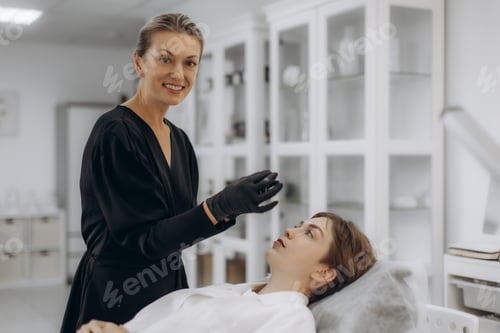Vista previa: Esteticista profesional que aplica un tratamiento cosmético para el cuidado de la piel