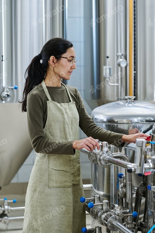 Preview: Engineer controlling the work of equipment
