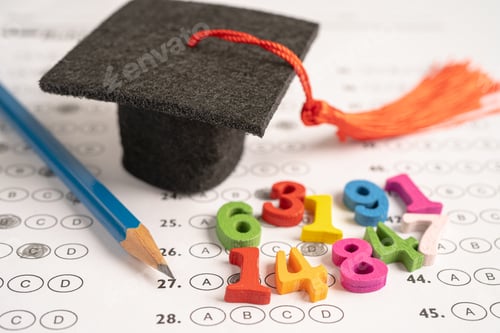 Vista previa: Graduation gap hat and pencil on answer sheet paper, Education study testing learning teach concept.