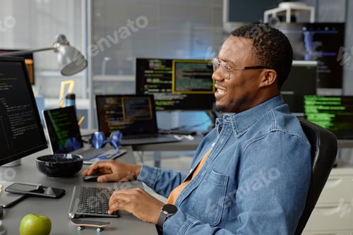 Vista previa: Ingeniero de software feliz que trabaja en una empresa de desarrollo de TI