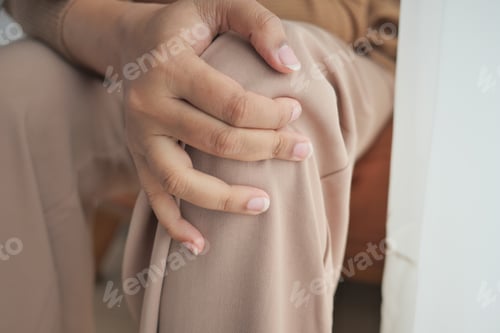 Preview: Close up on women suffering knee joint pain
