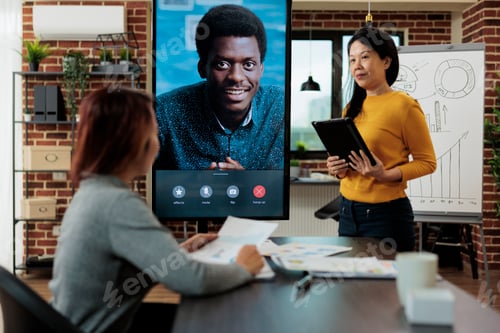 Preview: Businesswomen explaining marketing strategy to remote entrepreneur