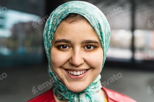 Preview: Happy Muslim girl smiling in camera