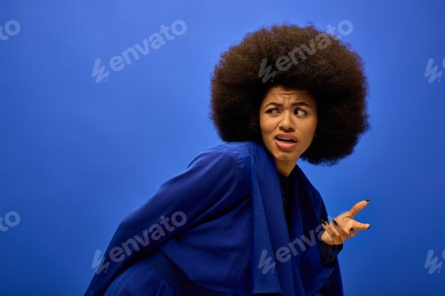 Vista previa: Playful Afro: Woman Pulls Funny Face