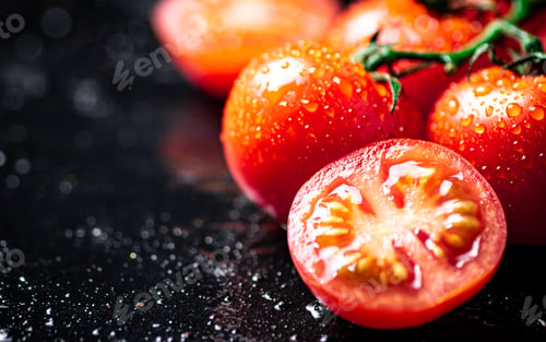 Preview: Fresh tomatoes and tomato slices on the table.