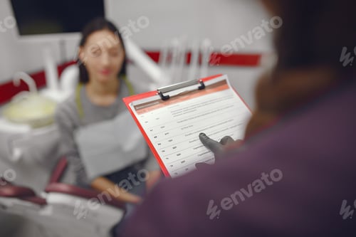 Preview: Beautiful girl sitting in the dentist's office
