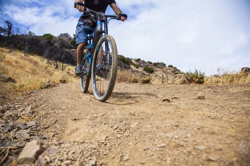 Vorschau: Abgeschnittene Aufnahme eines jungen Mannes beim Mountainbiken auf Feldweg, Mount Diablo, Bay Area, Kalifornien, USA