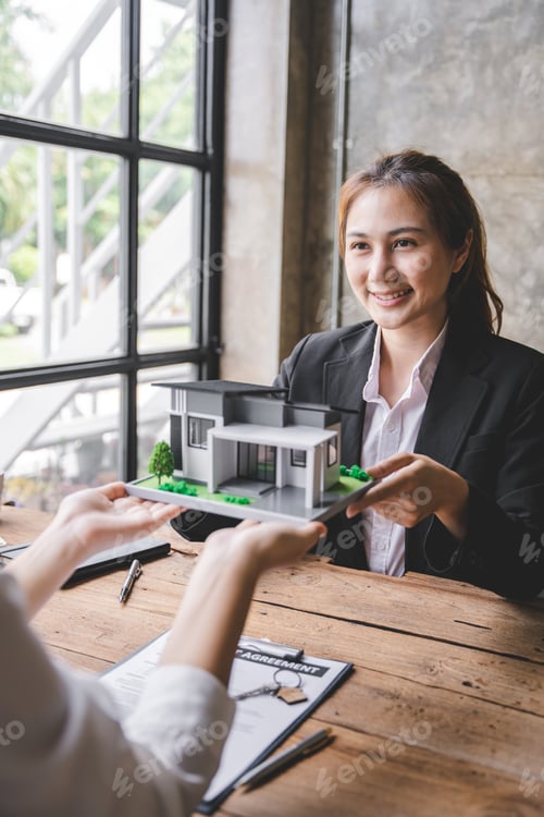 Preview: real estate agent Delivering sample homes to customers, mortgage loan contracts. Make a contract for